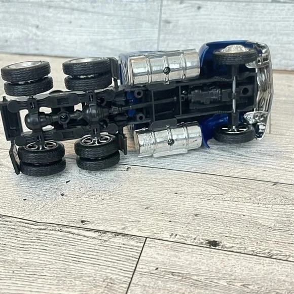 Dicast Semi Truck Blue - Picture 6 of 13